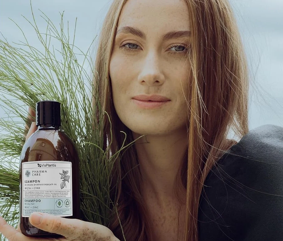 The Pharma Care model holding Vis Plantis Pharma Care Mint + Zinc Shampoo among horsetail, from the Amazon.co.uk listing